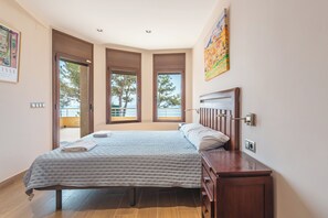 4 bedrooms, iron/ironing board, free WiFi, bed sheets - Villa 'Villa Con Infinity Pool' with Sea View, Wi-Fi and Air Conditioning (Lloret de mar)