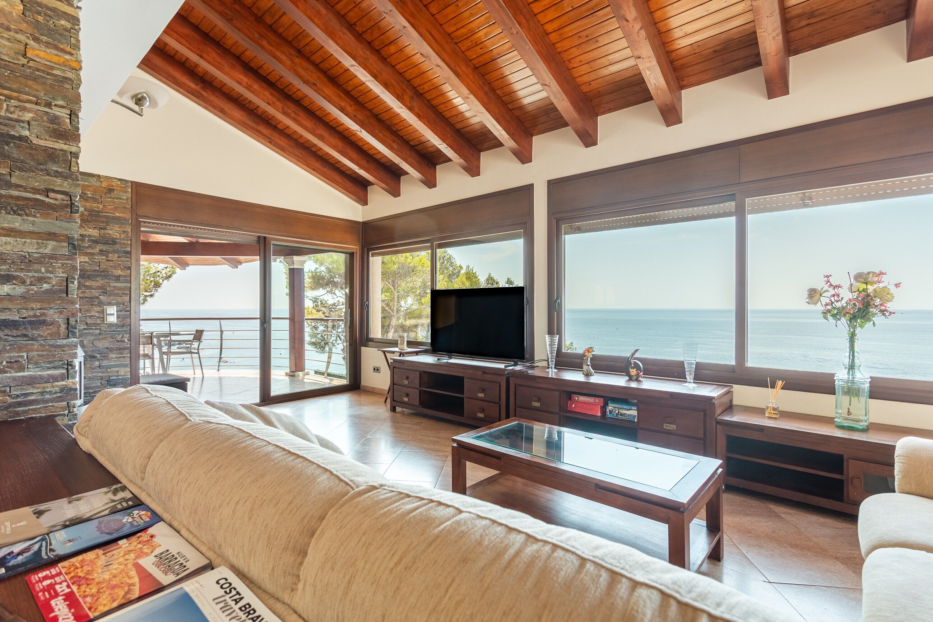 Televisión, chimenea y tenis de mesa 