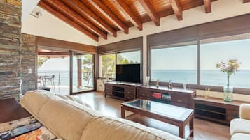 Televisión, chimenea y tenis de mesa