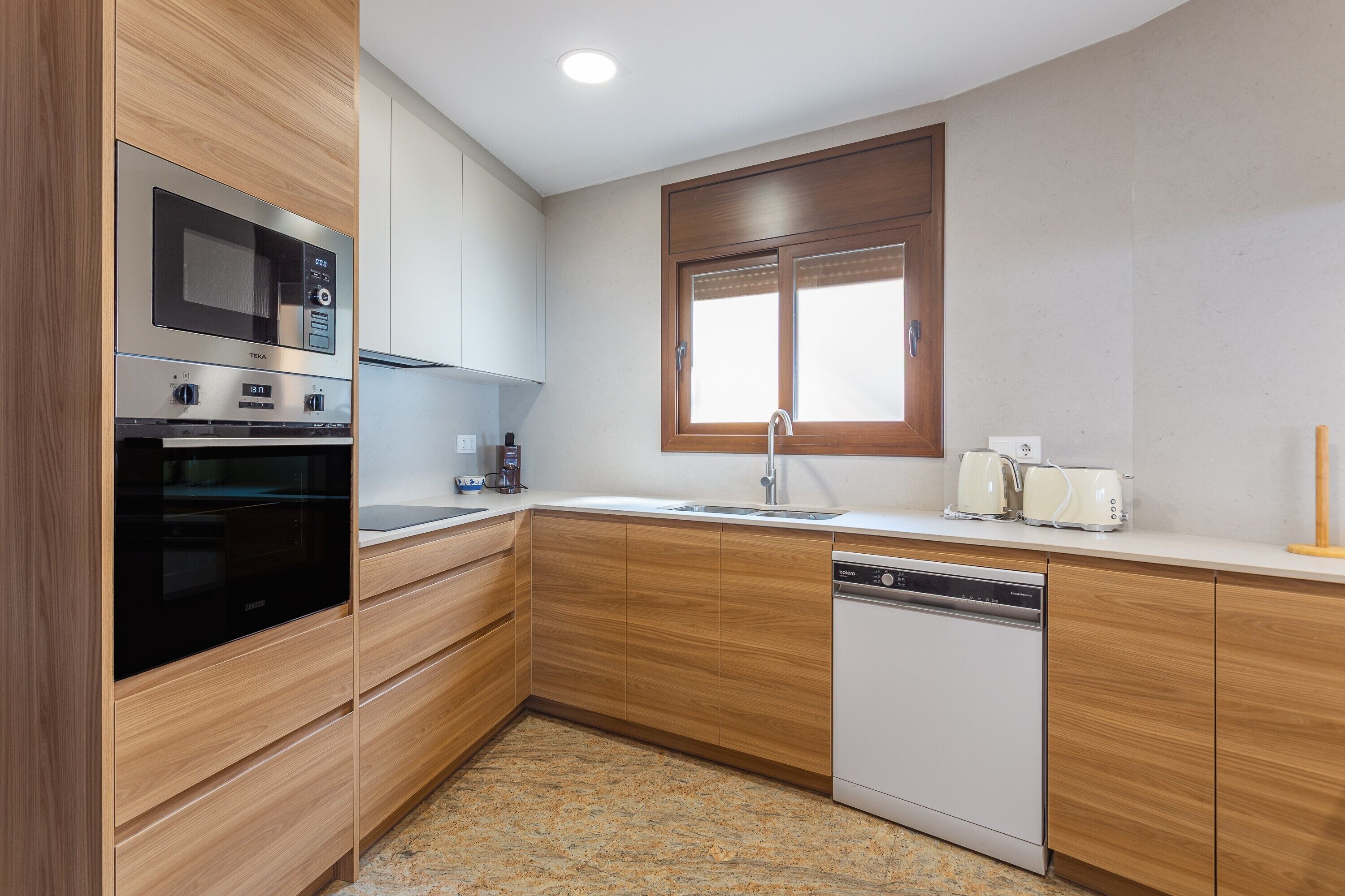 Frigorifero, microonde, forno, piano cottura