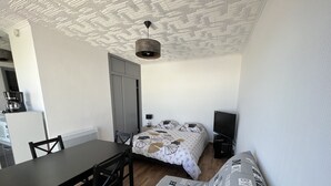 A compact room with a bed, a small table, and a sofa. - Studio 3B108 - Résidence le Grand Large - Le Barcares (Le Barcarès)