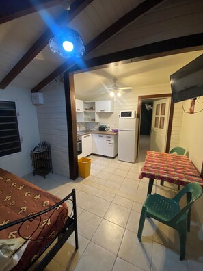 1 室のベッドルーム、セーフティボックス (室内)、アイロン / アイロン台、旅行用ベビーベッド