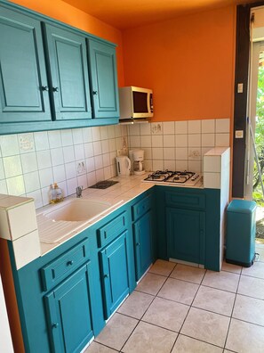 Fridge, microwave, stovetop, coffee/tea maker - 900m from the beach, the Bagatelle gites ** 2/4 pers, swimming pool and SPA (Sainte-Rose)