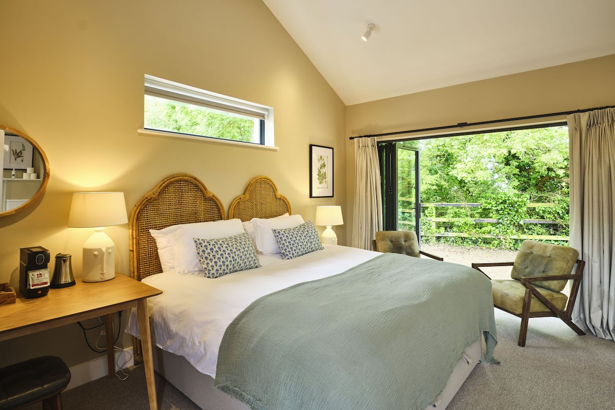 Cribs/infant beds, free WiFi, bed sheets