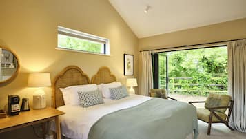 Cribs/infant beds, free WiFi, bed sheets