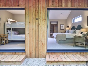 Family Cabin | Cribs/infant beds, free WiFi, bed sheets - The Weeping Willow Lodges (Bury St Edmunds)