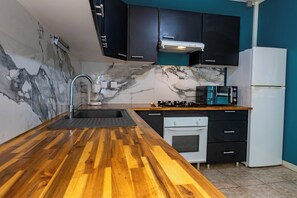 Fridge, microwave, oven, stovetop - Gites "villa bagatelle" ** 4/8 pers with swimming pool and SPA (Sainte-Rose)