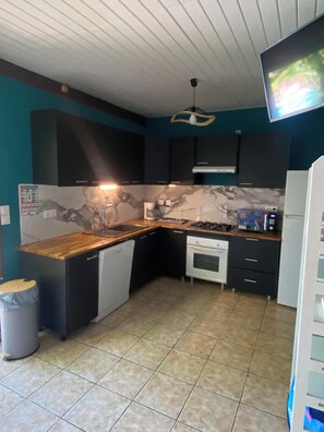 Køleskab, mikrobølgeovn, ovn, kogeplade