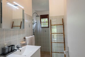Dusche, Haartrockner, Handtücher