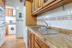 Jääkaappi, mikroaaltouuni, uuni, kahvin-/teenkeitin