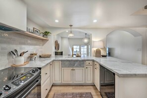 Réfrigérateur, micro-ondes, plaque de cuisson, lave-vaisselle