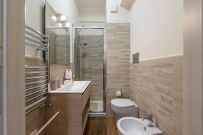 Badewanne, Haartrockner, Bidet, Handtücher