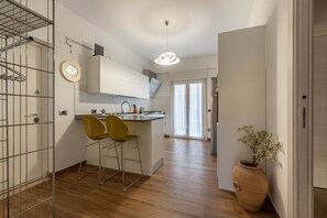 Frigorifero, forno, lavastoviglie, bollitore elettrico