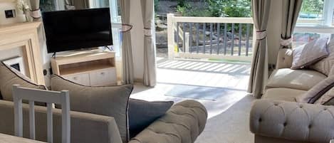 Smart-TV, Kamin, Bücher