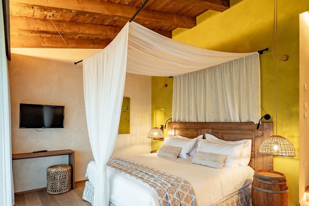 Comfort Room, Balcony, Vineyard View | Minibar, individually furnished, desk, cots/infant beds