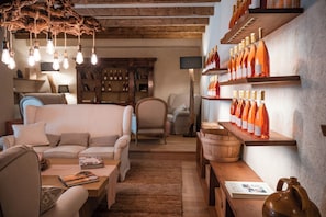 Bar-salon dans le hall