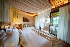 Chambre Junior, balcon, vue sur le vignoble | Minibar, ameublement unique, bureau, lit de bébé (supplément)