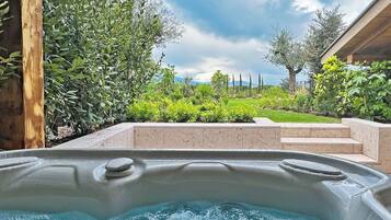 Junior kamer, hot tub, uitzicht op tuin | Terras