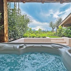 Habitación junior, bañera de hidromasaje, vistas al jardín | Terraza o patio