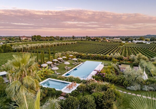 2 piscinas al aire libre, cabañas de piscina gratuitas, sombrillas