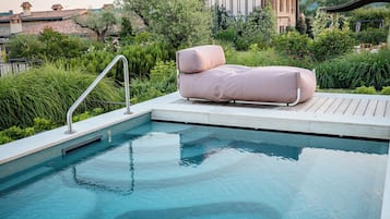 Sauna seca, banheira de hidromassagem, massagens musculares profundas