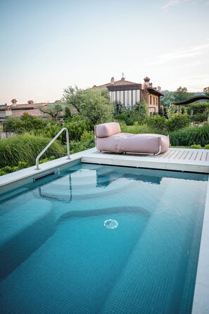 Sauna, hot tub, deep-tissue massages, sports massages