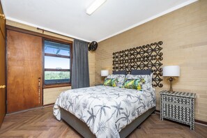 5 bedrooms, free WiFi - Ocean Close - Spacious  Beach House (Guilderton)