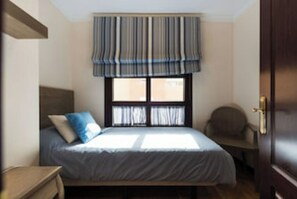 2 bedrooms, in-room safe, desk, iron/ironing board