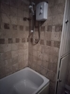 Haartrockner, Handtücher, Seife, Shampoo