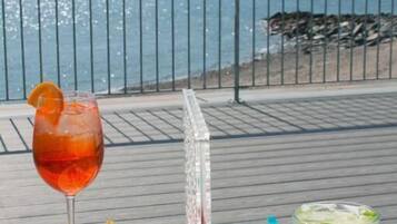 Se sirven almuerzos, cenas y brunches; con vista a la playa