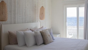 Memory foam-senger, blendingsgardiner og strykejern/-brett