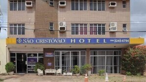 Een hotel met een bord waarop 'SÃO CRISTÓVÃO HOTEL' staat en een telefoonnummer.
