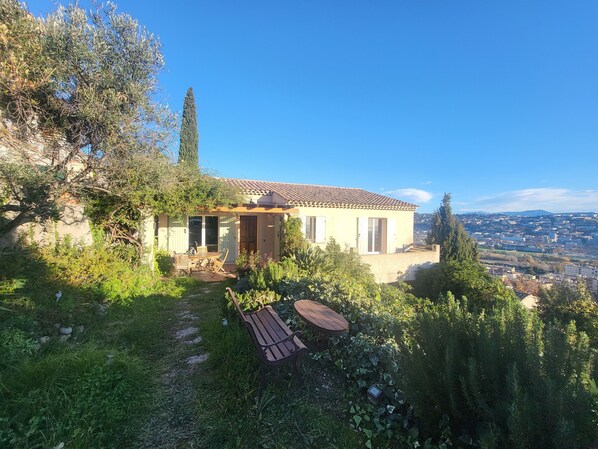 المنشأة من الخارج