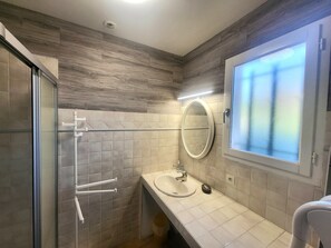 Badewanne, Haartrockner, Handtücher, Seife