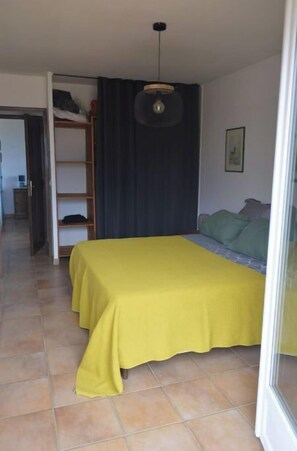 2 عدّة غرف نوم ومكتب وتجهيزات عازلة للصوت ومكواة/لوح كي