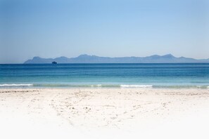 På stranden