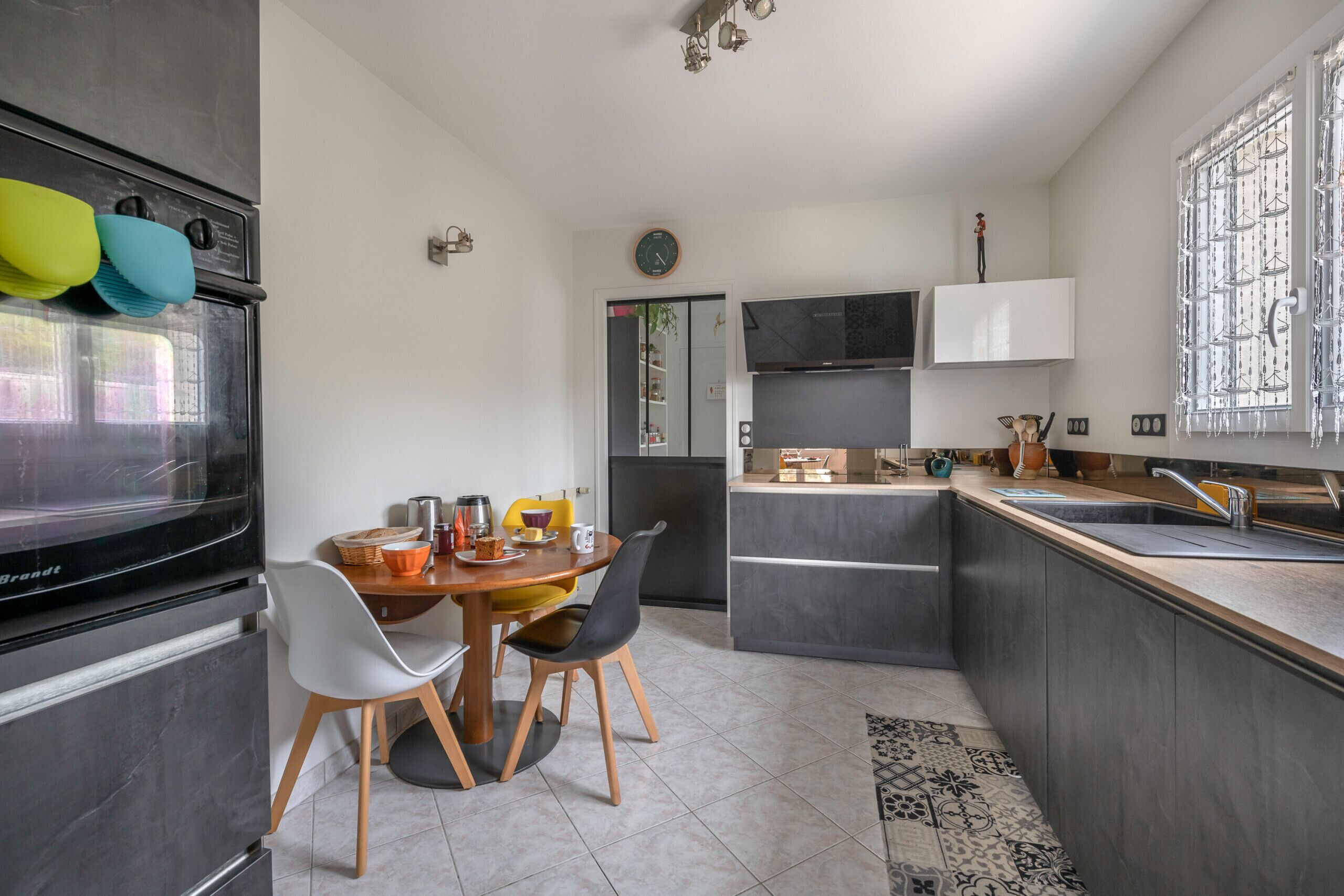 Réfrigérateur, four à micro-ondes, un four, lave-vaisselle