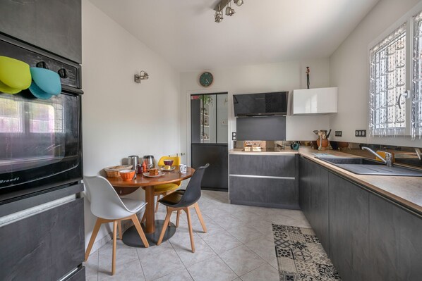 Réfrigérateur, micro-ondes, four, lave-vaisselle