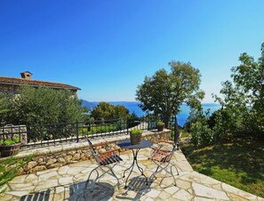 Terrace/patio - Charming Villa Merula with 50 m² private pool, sea view, pets welcome (Labin)