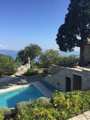 Outdoor pool - Charming Villa Merula with 50 m² private pool, sea view, pets welcome (Labin)