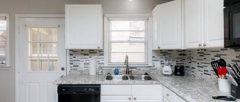 冷蔵庫、電子レンジ、オーブン、コンロ