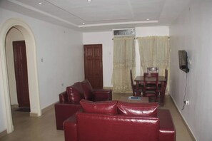 Suite Premium | Zona de estar | Smart TV de 32 pulgadas con canales por satélite