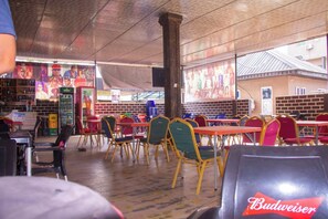 2 bares/lounges