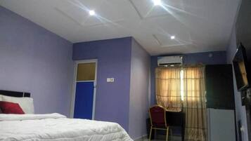 Habitación presidencial doble | Ropa de cama de alta calidad y escritorio