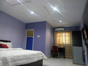 Habitación presidencial doble | Ropa de cama de alta calidad y escritorio