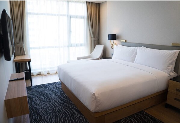 Premium Suite | Premium bedding, desk, laptop workspace, free WiFi - De Nelcom Resorts (Uyo)