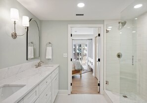 Combined shower/tub, hair dryer, towels - Beachfront Condo w/6-Seat GOLF CART! Dazzling Beach View, Balcony, Pool, Tram (Miramar Beach)