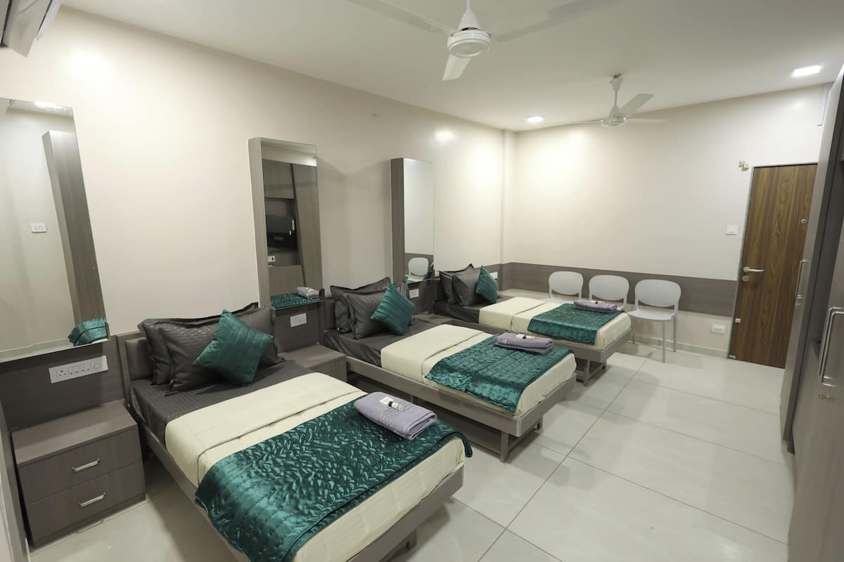 1 bedroom, desk