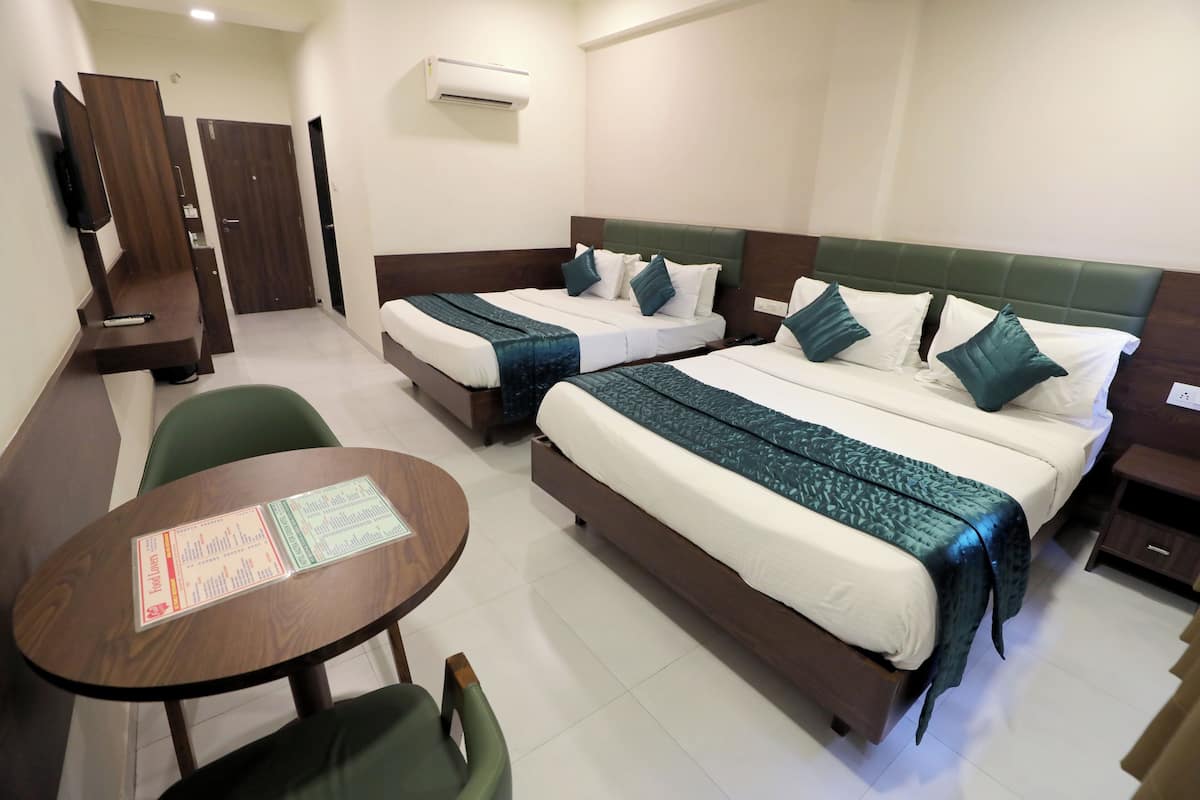 1 bedroom, desk