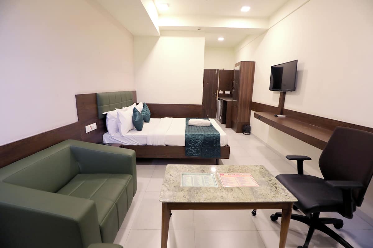 1 bedroom, desk